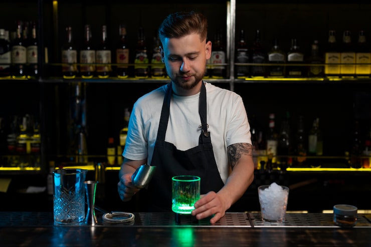Barman przygotowujący ekskluzywnego drinka