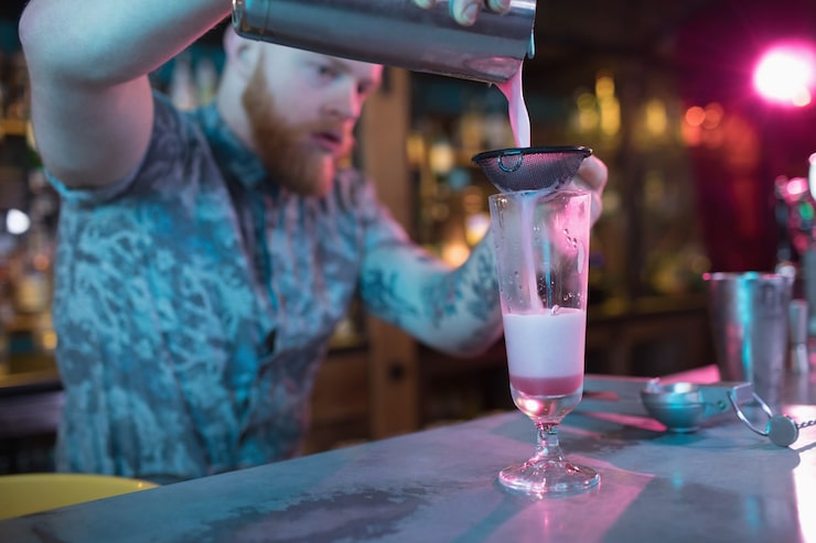 Barman nalewający zimne piwo